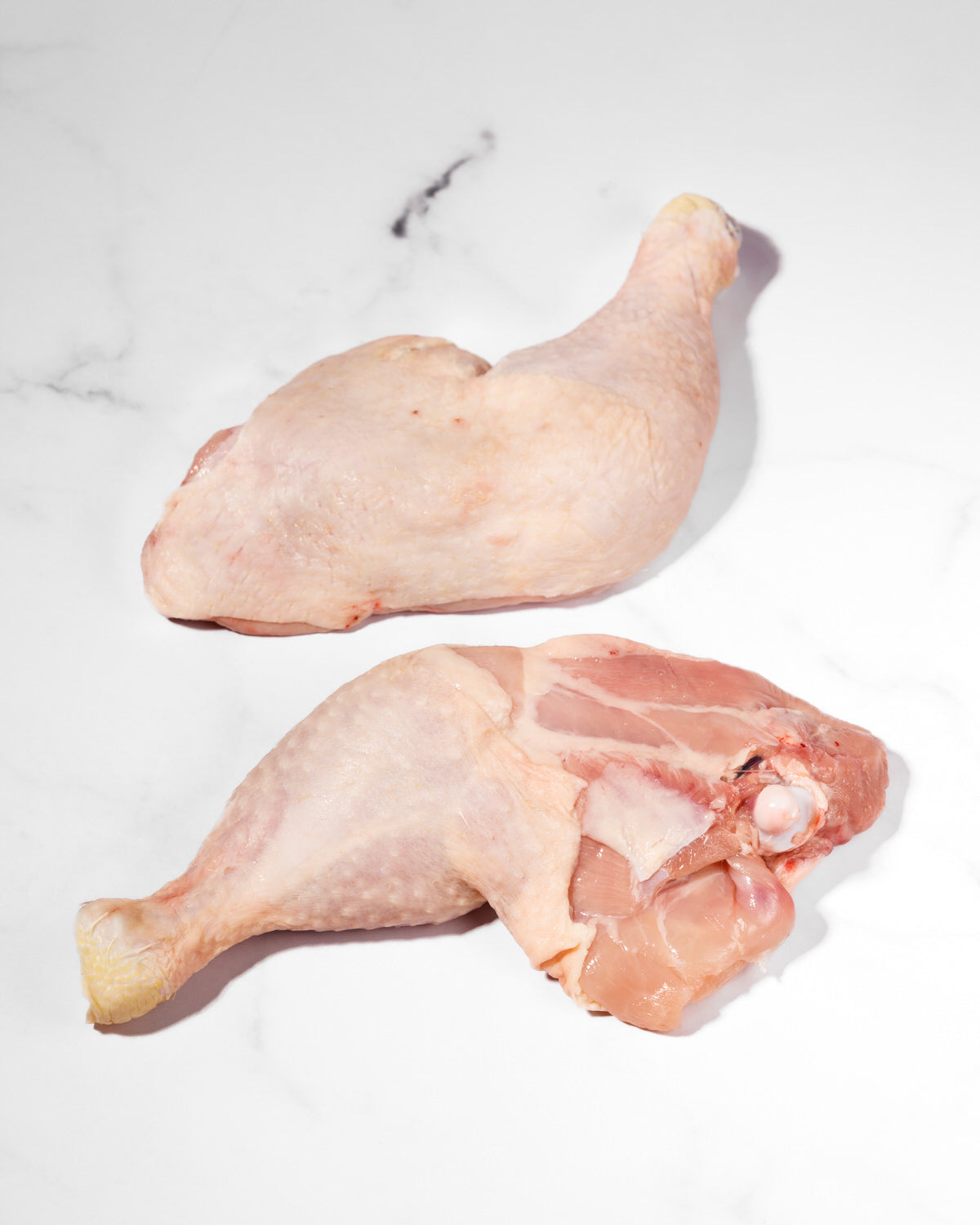 Muslos de pollo de granja blancos